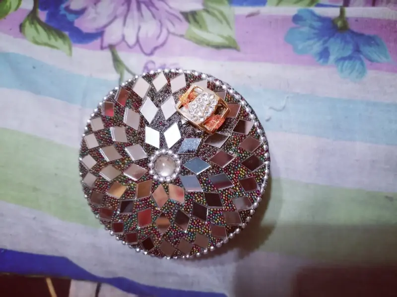 В комплекте три штуки украшение