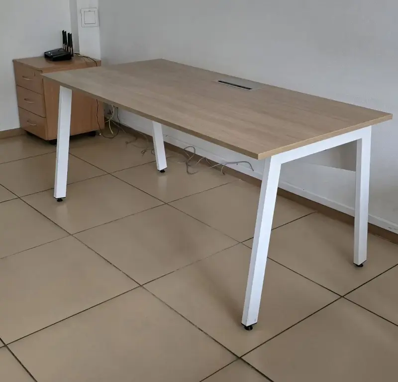 Офисный, компьютерный стол (в наличии 2 шт)