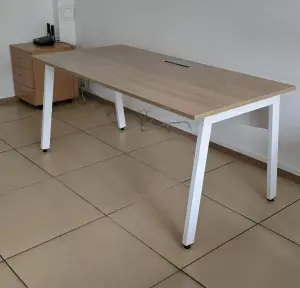 Офисный, компьютерный стол (в наличии 2 шт)