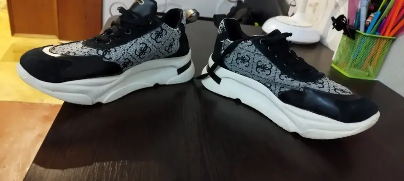 Кроссовки Guess