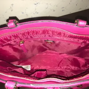 Стильная и практичная сумка Carpisa цвета бордо