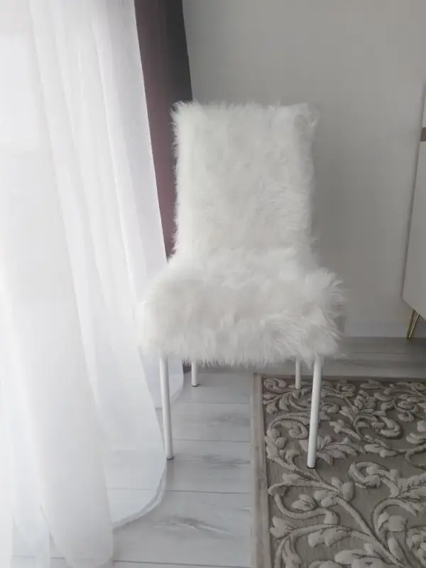 Стул со спинкой меховый на металлическом каркасе.