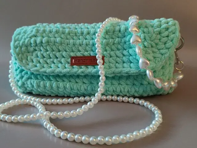 Мятная сумочка для телефона.