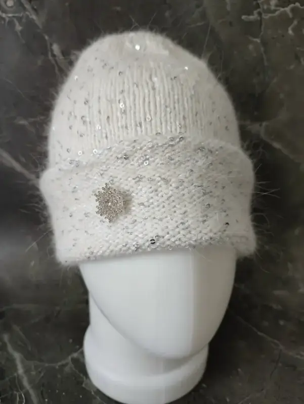 Зимняя бело - молочная шапочка с пайетками.