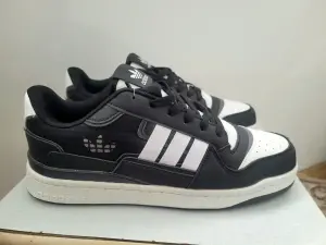 Новые мужские кроссовки adidas