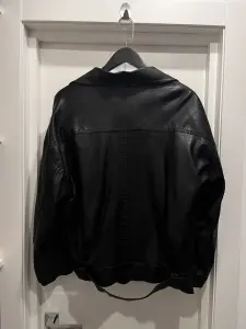 Утеплённая кожаная куртка