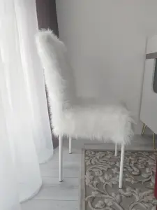 Стул со спинкой меховый на металлическом каркасе.