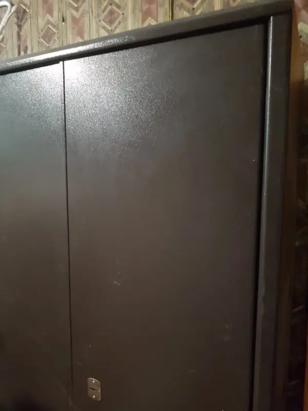 Большой металлический сейф-шкаф