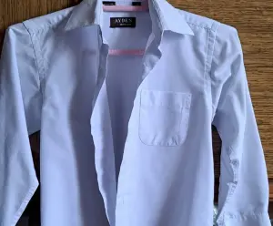 Рубашки белые на мальчика 5-7лет, б.у-2шт