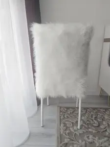 Стул со спинкой меховый на металлическом каркасе.