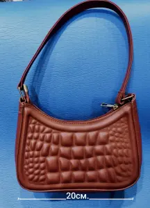 Сумка-багет бордового цвета.