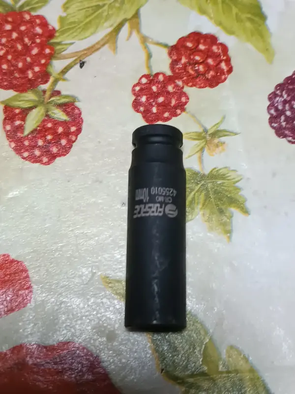 Головка удлиненная 10 мм для свечей с отверстием под провод