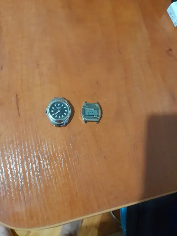 Двое наручных часов