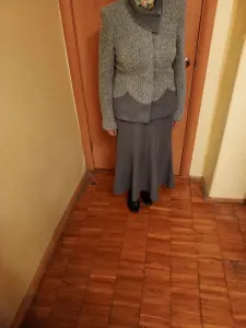 Женский костюм с юбкой.