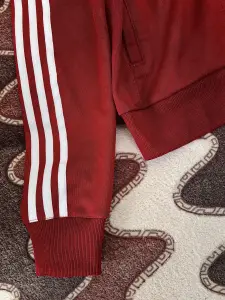 Красный спортивный костюм Adidas