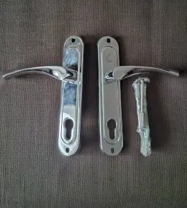 Дверные ручки и крепёж