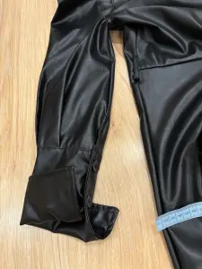 Платье из экокожи  с модными рукавами /куплено в Италии