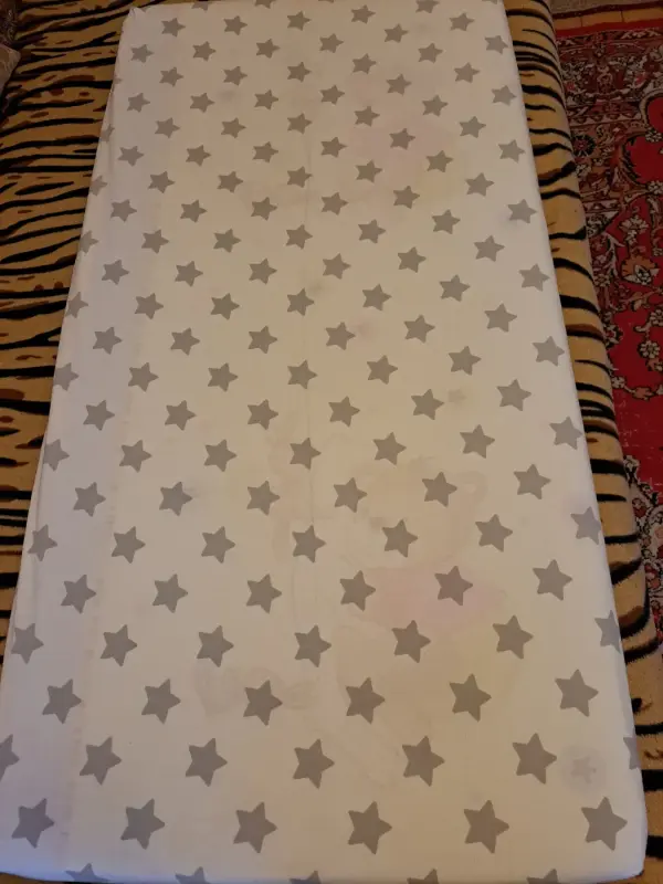 Простынь на резинке в звездочки, в детскую кроватку 120×60см, б.у