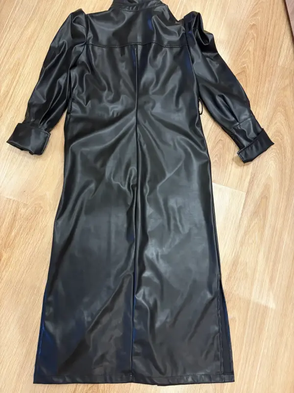 Платье из экокожи  с модными рукавами /куплено в Италии