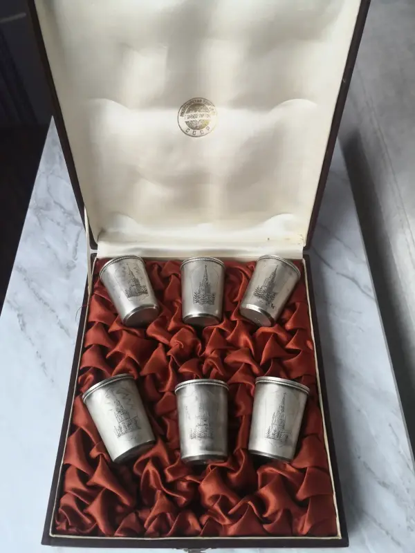 Стопки СССР в родной коробке. . С видом кремлевской башни.