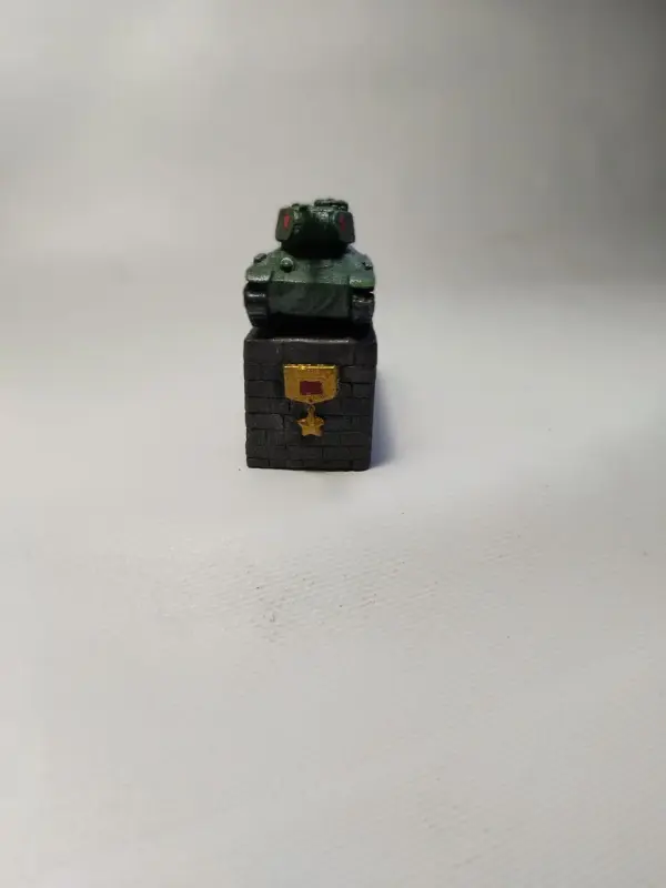 Памятник танку Т-34 у Дома офицеров в Минске.