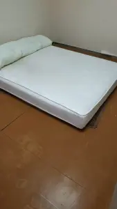 Двуспальная кровать с матрасом.