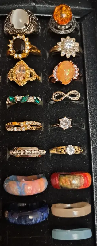 Кольца-бижутерия с камнями, новые