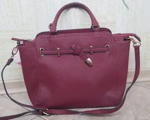 Стильная и практичная сумка Carpisa цвета бордо