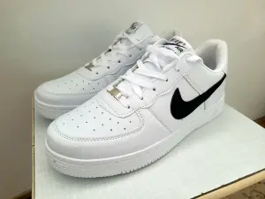 Новые мужские кроссовки Nike