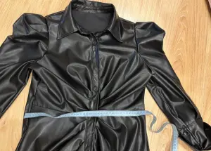 Платье из экокожи  с модными рукавами /куплено в Италии