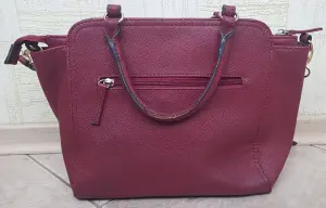 Стильная и практичная сумка Carpisa цвета бордо