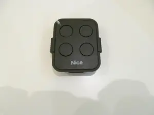 Пульт ДУ для ворот, ролет, шлагбаумов новый, Nice FLO4RE