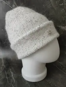 Зимняя бело - молочная шапочка с пайетками.