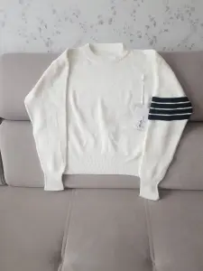 Свитер НОВЫЙ- отличный и красивый подарок