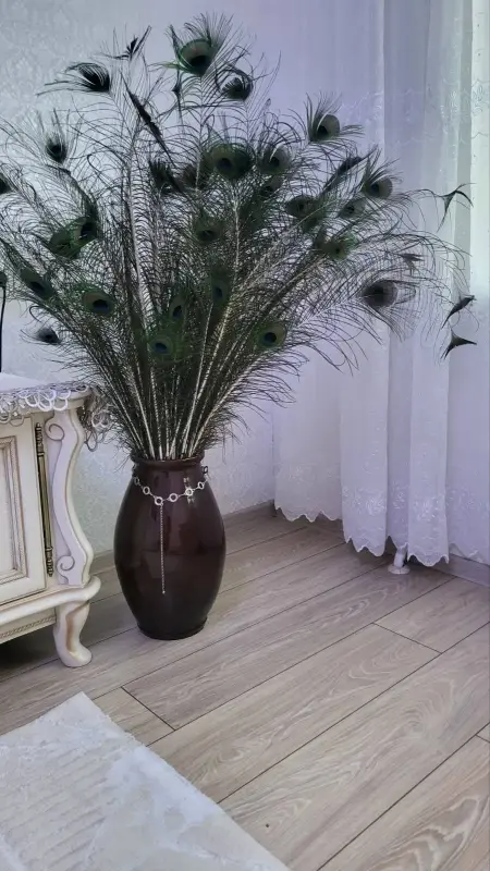 Продам вазу с перьями  павлина  торг уместен