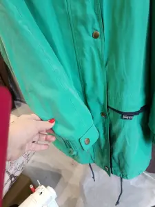 Ветровка женская.