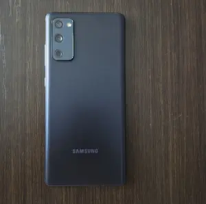 Телефон Samsung galaxy s20 fe