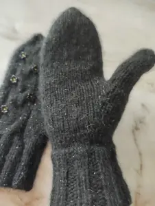 Чёрные теплые варежки