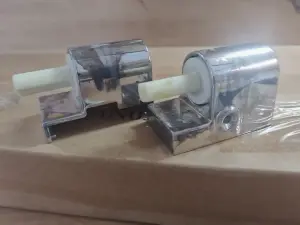 Крепления для крышки унитаза с микролифтом из металла.