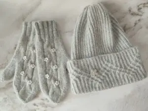 Комплект шапочки и варежек серого цвета