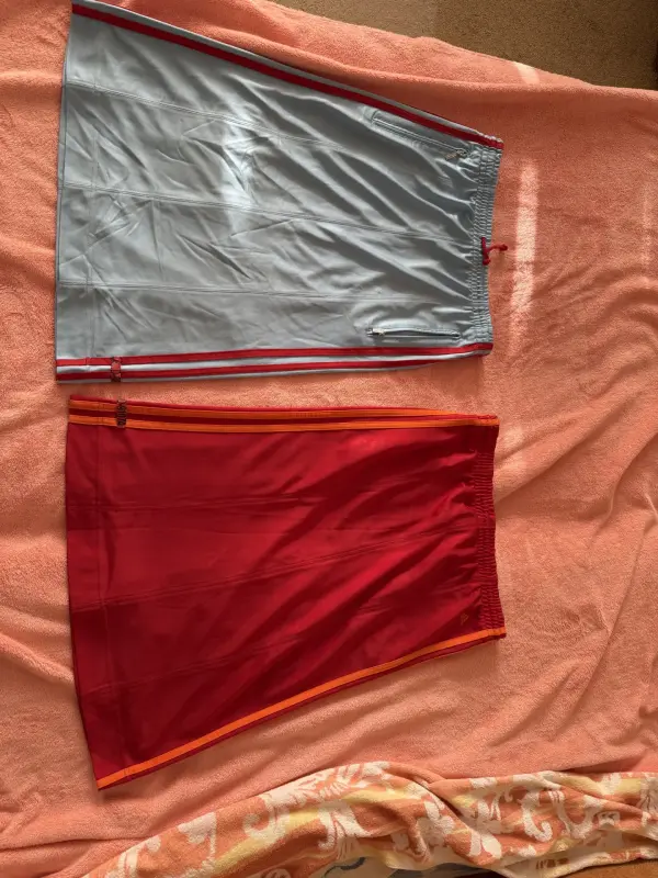 Юбки Adidas, 2 шт, красная и голубая
