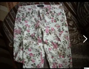 Джинсы в розы