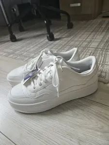 Белые кроссовки PullandBear новые