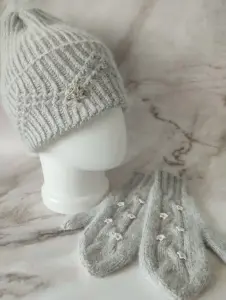 Комплект шапочки и варежек серого цвета