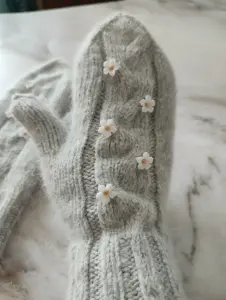 Светло-серые варежки с лилиями