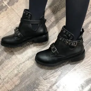 Модные ботинки в байкерском стиле чёрного цвета с пряжками р.36