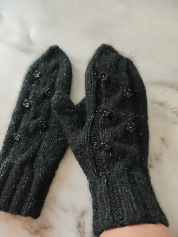 Чёрные теплые варежки