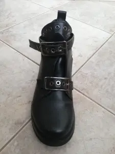 Модные ботинки в байкерском стиле чёрного цвета с пряжками р.36