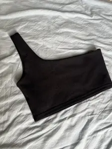 Топ одно плечо черный