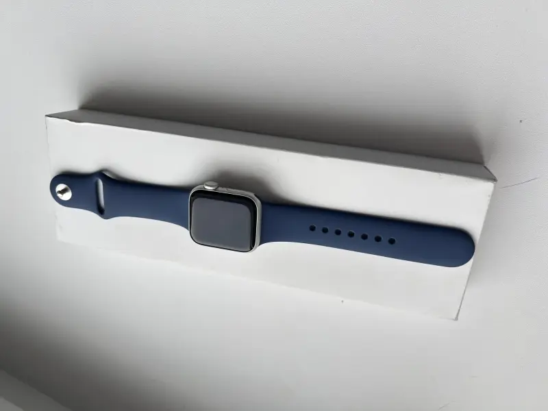 Apple Watch SE (Gen 2) умные часы